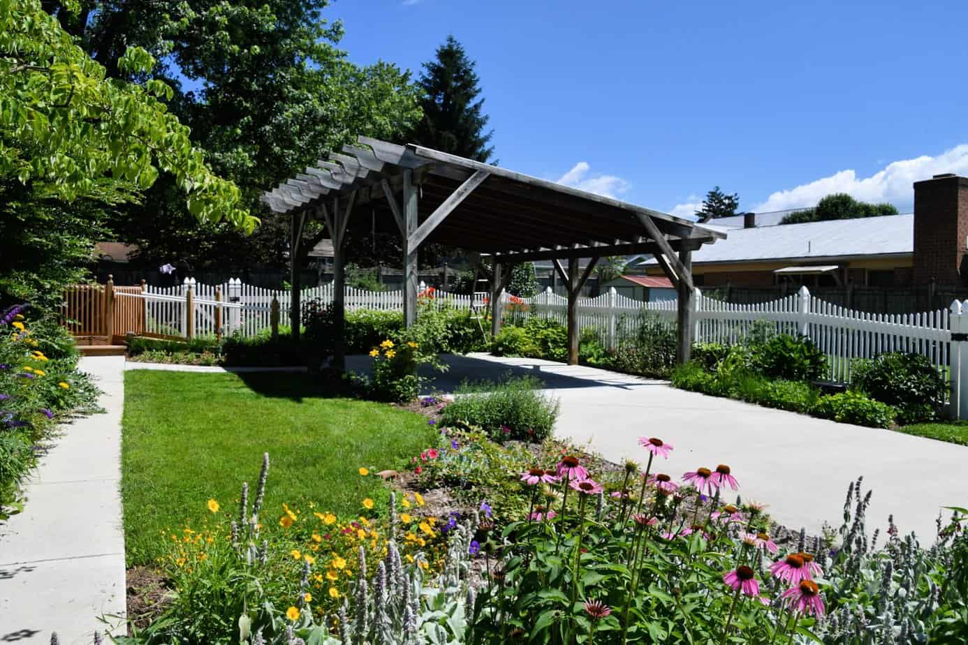 Der Carport bietet einen guten Schutz für das Auto. Foto MargJohnsonVA via Envato