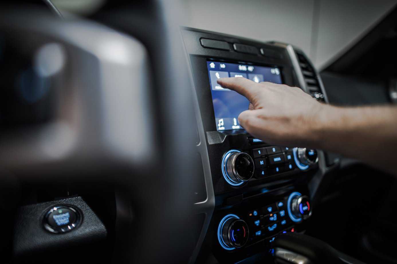 In vielen Autos gibt es Multimedia Systeme. Foto duallogic via Envato